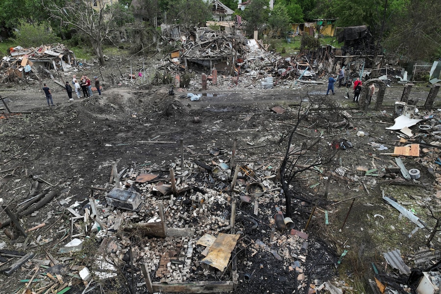 Una ripresa dal drone mostra le case di una zona residenziale danneggiate durante gli attacchi missilistici e con droni russi, a Kiev. (REUTERS/Valentyn Ogirenko)