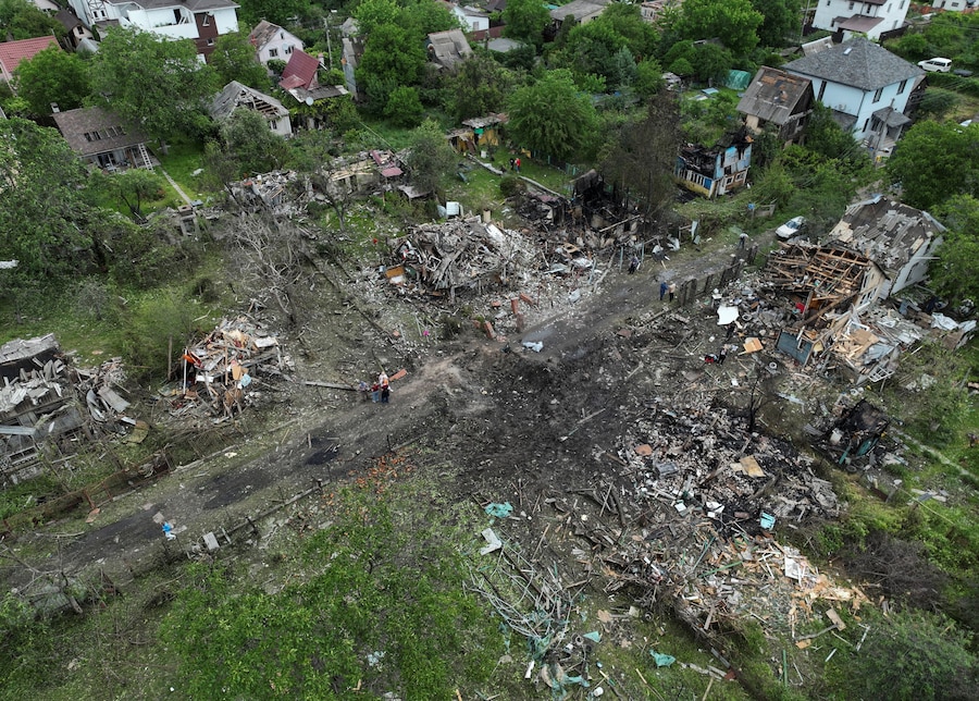 Una ripresa dal drone mostra le case di una zona residenziale danneggiate durante gli attacchi missilistici e con droni russi, a Kiev, Ucraina. (REUTERS/Valentyn Ogirenko)