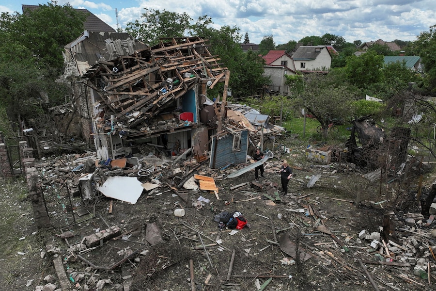 Una ripresa dal drone mostra una casa danneggiata durante gli attacchi missilistici e con i droni russi, a Kiev. (REUTERS/Valentyn Ogirenko)