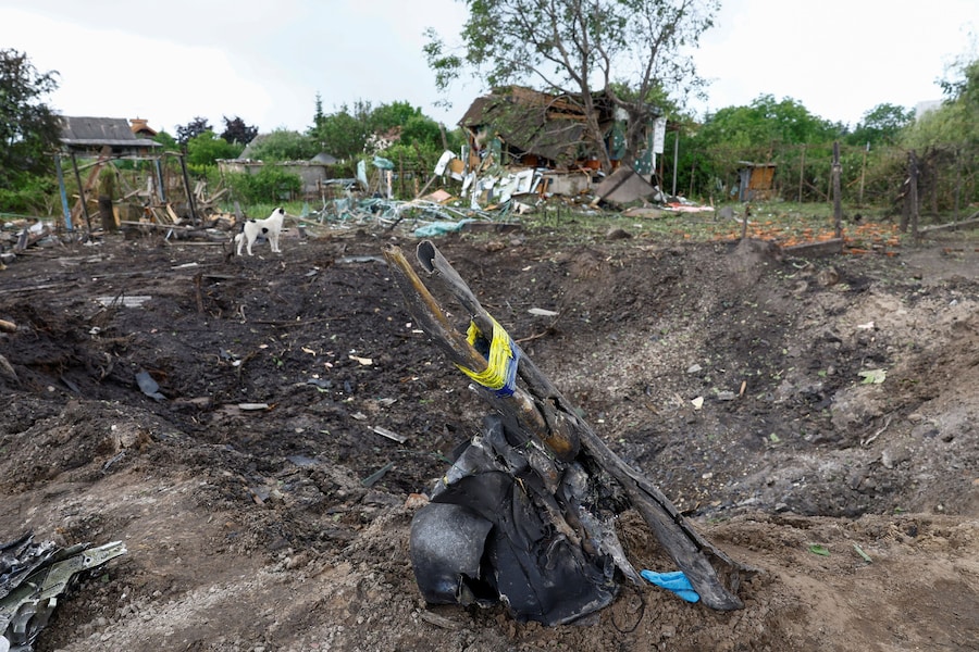 Un frammento di un missile russo giace accanto al cratere da esso provocato durante un attacco in una zona residenziale, nel contesto dell'offensiva russa contro l'Ucraina, a Kiev. (REUTERS/Valentyn Ogirenko)