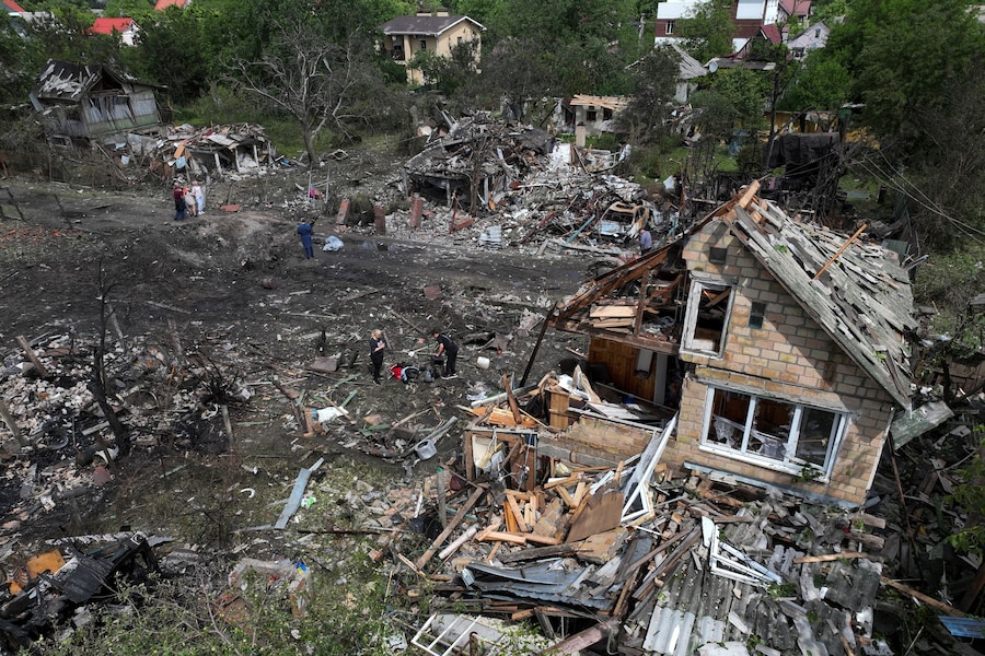 Una ripresa dal drone mostra le case di una zona residenziale danneggiate durante gli attacchi missilistici e con droni russi, nel contesto dell'offensiva russa contro l'Ucraina, a Kiev. (REUTERS/Valentyn Ogirenko)