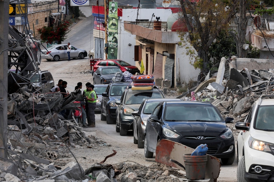 A Bir Al-Salasil, nel distretto di Tiro, nel Libano meridionale, gli sfollati trasportano i propri averi in auto mentre tornano alle loro case, in seguito a un accordo di pace tra gli Stati Uniti e l'Iran. (REUTERS/Aziz Taher)