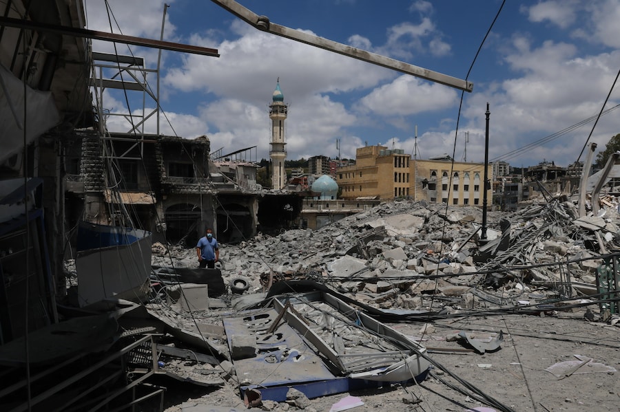 Una veduta degli edifici distrutti in seguito agli attacchi israeliani contro lo storico mercato della città di Nabatieh, nel Libano meridionale. (EPA/WAEL HAMZEH)