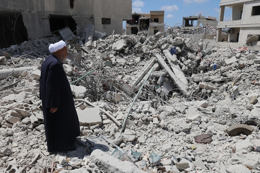 Uno sceicco, di ritorno al proprio villaggio, si trova in piedi tra le macerie di un edificio distrutto a seguito di un attacco israeliano nel villaggio di Maaroub, nel Libano meridionale. (EPA/WAEL HAMZEH)