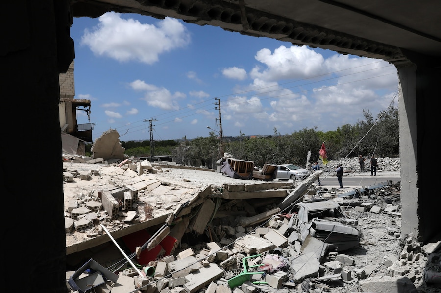 Si vede un edificio distrutto in seguito a un attacco israeliano nel villaggio di Maaroub, nel Libano meridionale. (EPA/WAEL HAMZEH)