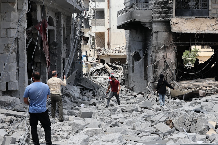 Alcuni residenti ispezionano le loro abitazioni in seguito ai bombardamenti israeliani sul mercato storico della città di Nabatieh, nel Libano meridionale. (EPA/WAEL HAMZEH)
