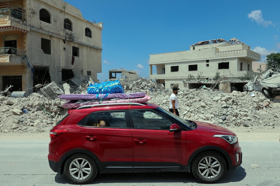 Alcuni sfollati guidano un veicolo carico di materassi mentre tornano al villaggio di Srifa, nel Libano meridionale, dopo l'annuncio di un accordo quadro preliminare mediato da Stati Uniti e Iran per porre fine alle ostilità militari nella regione e revocare il blocco navale dello Stretto di Hormuz. (EPA/WAEL HAMZEH)