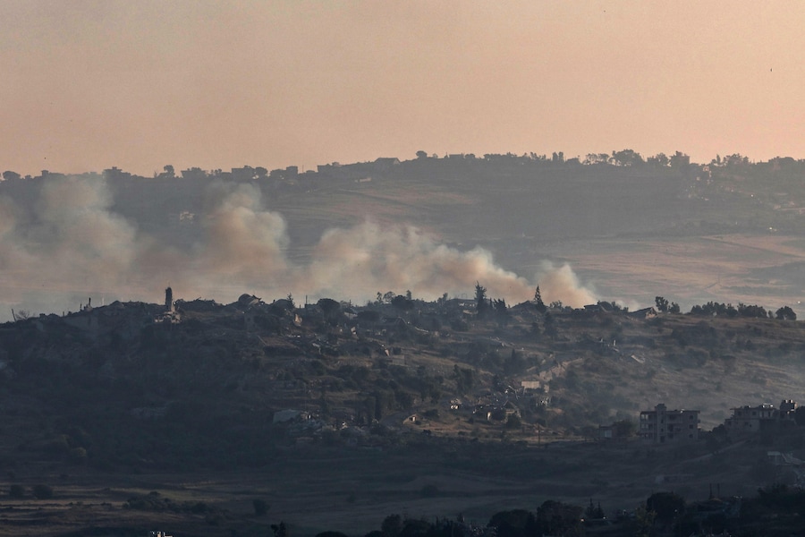 Il fumo si alza in seguito a un attacco israeliano nel Libano meridionale, visto dal lato israeliano del confine nell’Alta Galilea, nel nord di Israele (EPA)