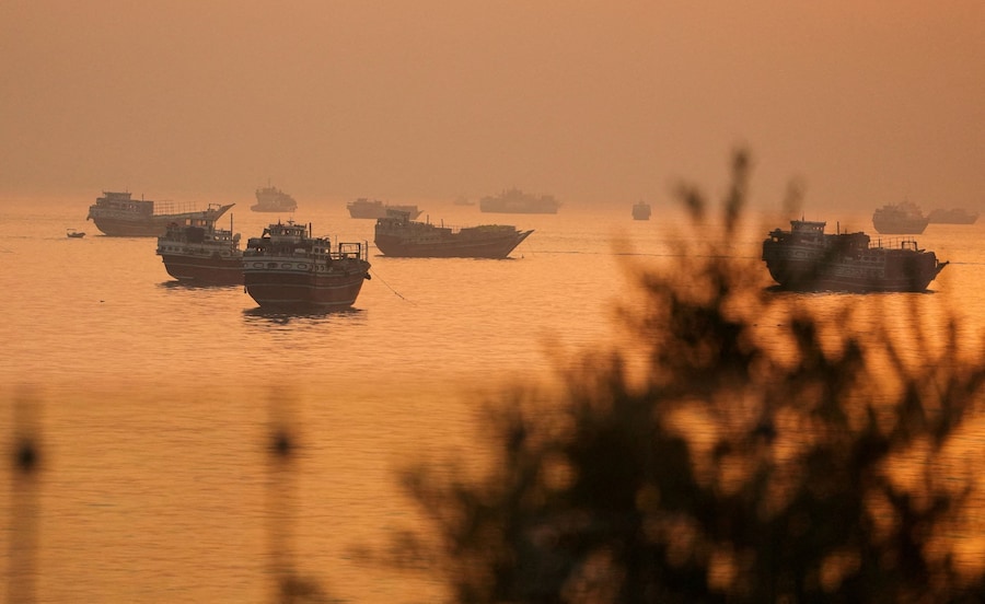 Navi nello Stretto di Hormuz, viste da Musandam, Oman (REUTERS)