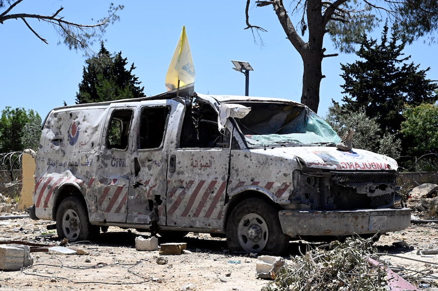 Un’ambulanza danneggiata appartenente all’unità sanitaria di Hezbollah ad Al Sawaneh, nel Libano meridionale (EPA)