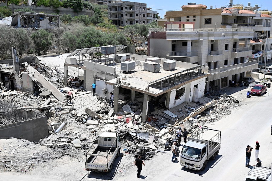 Un edificio distrutto nel villaggio di Al Shaabiyeh, nel Libano meridionale (EPA)