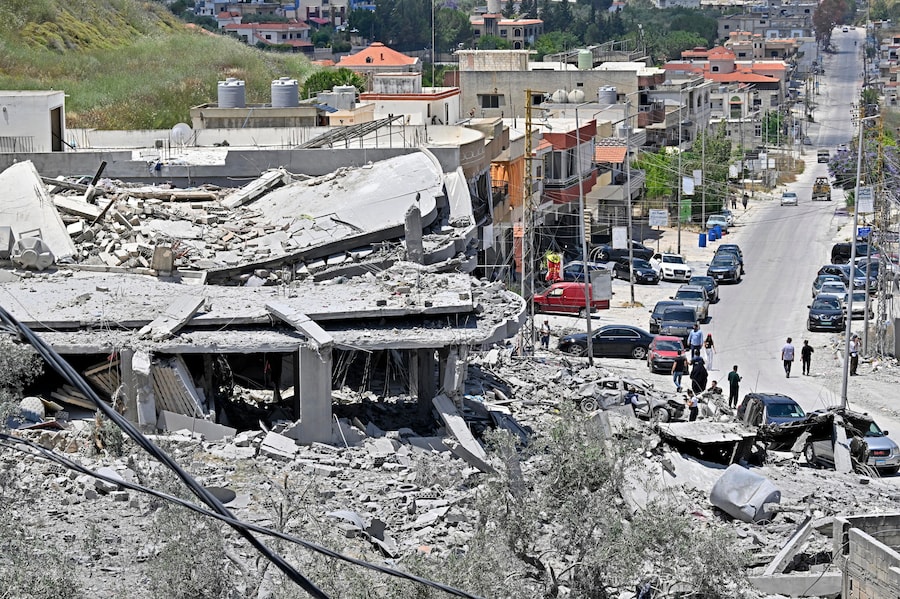 Un edificio distrutto nel villaggio di Al Shaabiyeh, nel Libano meridionale (EPA)