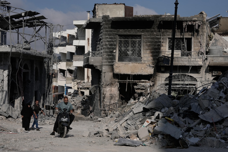 Gli abitanti tornano al loro villaggio dopo l’annuncio di un primo accordo di cessate il fuoco tra Stati Uniti e Iran e ispezionano il loro quartiere distrutto nella città di Nabatiyeh, nel Libano meridionale (APN)