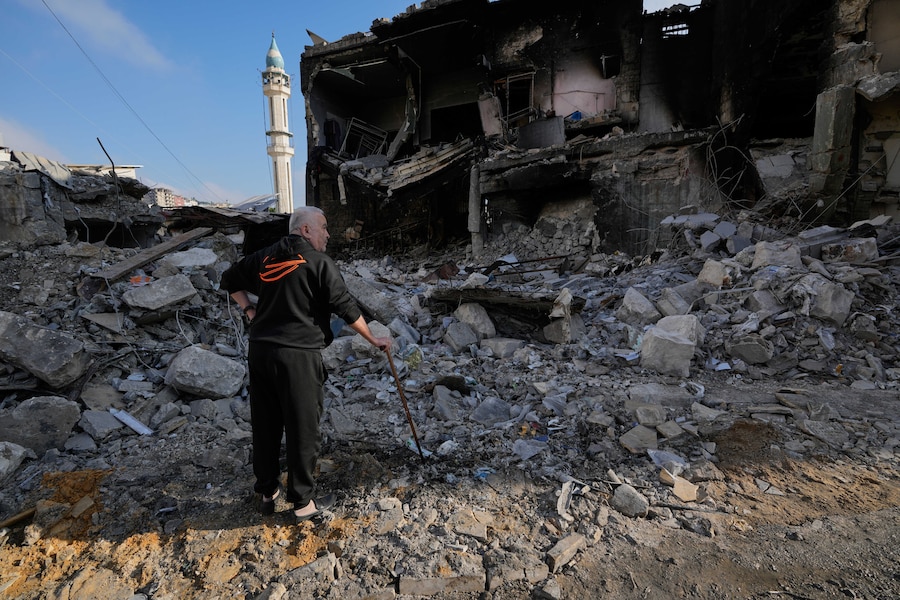 Kamal al-Kamal, 75 anni, tornato al suo villaggio dopo l’annuncio di un primo accordo di cessate il fuoco tra Stati Uniti e Iran, controlla il suo supermercato distrutto nella città di Nabatiyeh, nel Libano meridionale (APN)