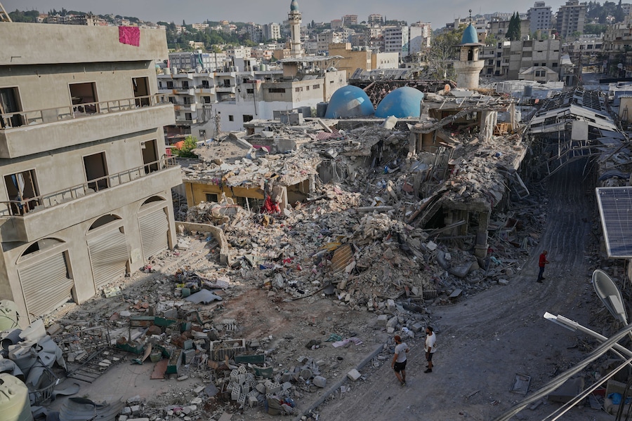 Persone che tornano al loro villaggio dopo l’annuncio di un primo accordo di cessate il fuoco tra Stati Uniti e Iran, controllano le loro case distrutte nella città di Nabatiyeh, nel Libano meridionale (APN)