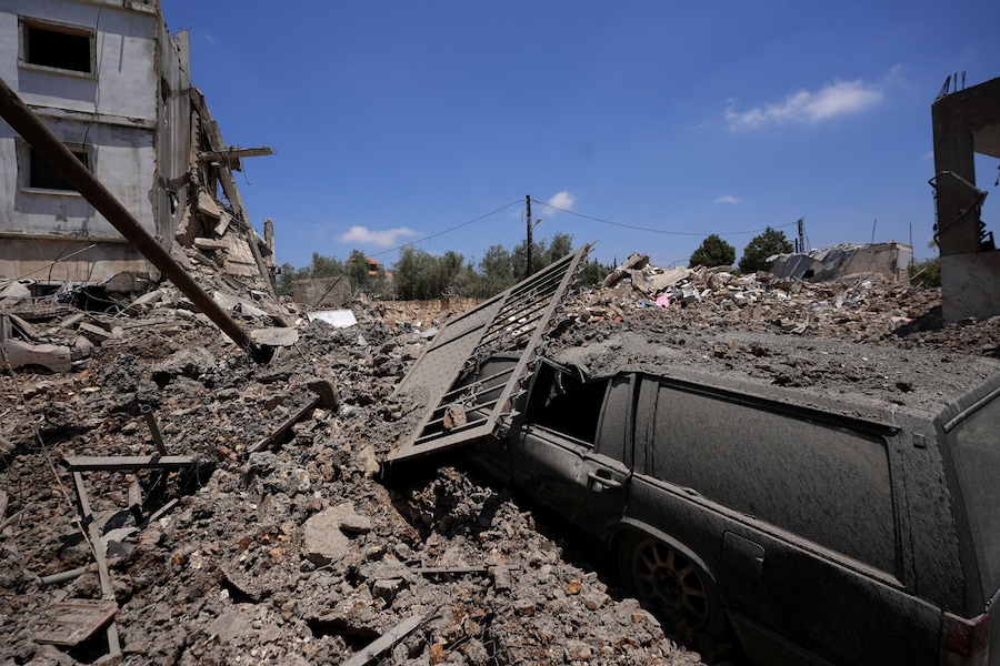 Luogo di un precedente attacco israeliano a Kfar Sir, nel distretto di Nabatieh, in Libano (REUTERS)