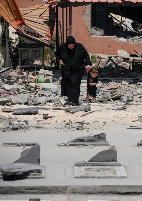 Persone ispezionano i danni a Jibchit, nel distretto di Nabatieh, in Libano (REUTERS)
