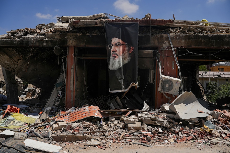 Uno striscione con l’immagine del defunto leader di Hezbollah, Hassan Nasrallah, è appeso a un edificio distrutto a Jibchit, nel distretto di Nabatieh, in Libano (REUTERS)