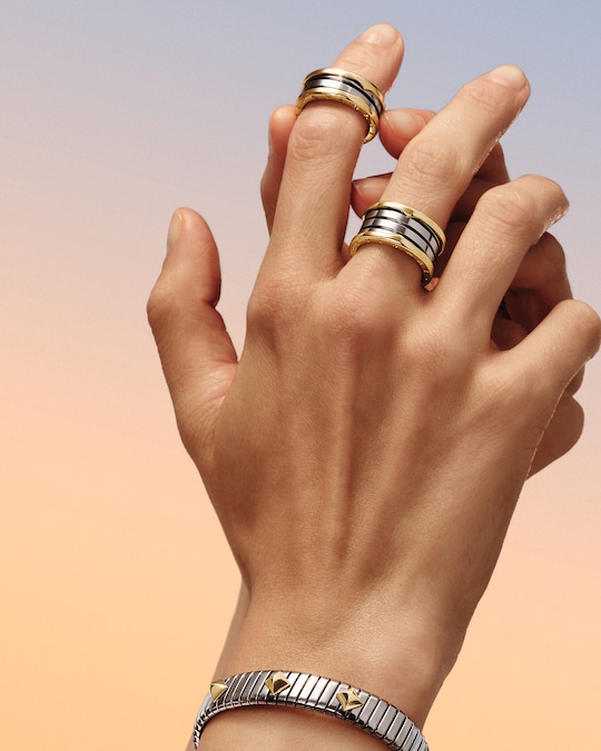 Bulgari. Combinazione tra oro e acciaio inox, avanguardia del marchio fin dagli anni Settanta e nuova espressione in due anelli B.zero1, a due e quattro fasce, e al bracciale Tubogas