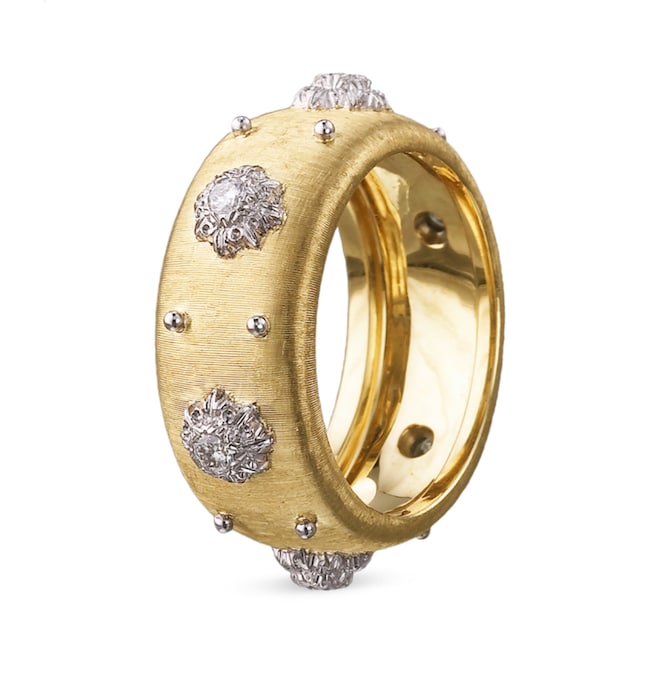 Buccellati. Anello Macrì a fascia in oro giallo rigato con castoni in oro bianco per i diamanti tondi taglio brillante
