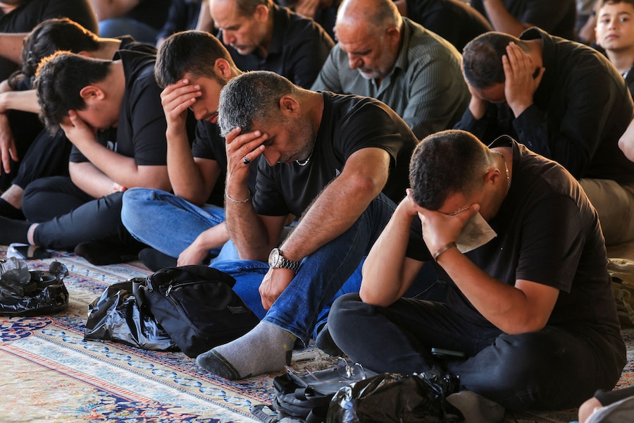 Persone si radunano presso il luogo di sepoltura dell’ex leader di Hezbollah Hassan Nasrallah, all’inizio del Muharram, durante le commemorazioni che precedono l’Ashura, alla periferia di Beirut, in Libano (REUTERS)