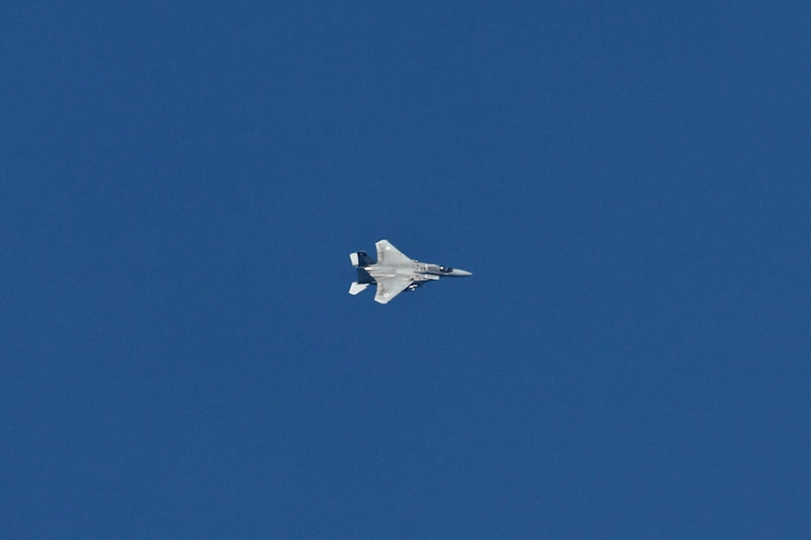 Un aereo da caccia israeliano sorvola il Libano meridionale, visto dal lato israeliano del confine nell’Alta Galilea, nel nord di Israele (EPA)