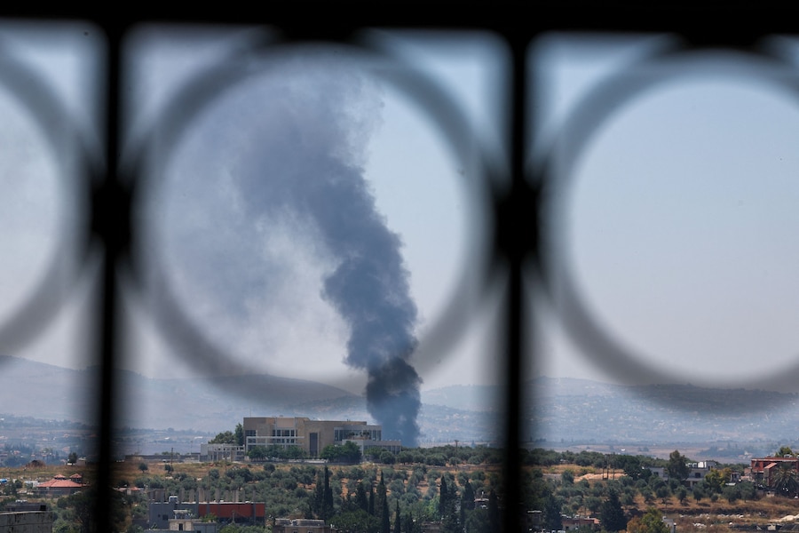 Dalla zona meridionale del Libano, vista da Nabatieh, si leva una densa colonna di fumo in seguito agli attacchi israeliani (REUTERS)