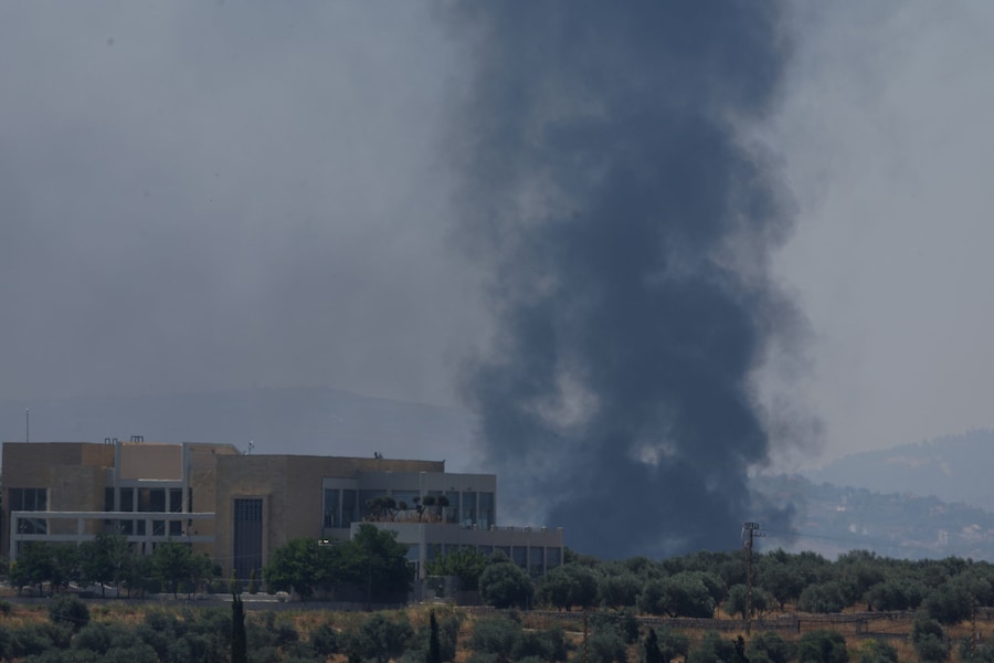 Dalla zona meridionale del Libano, vista da Nabatieh, si leva una densa colonna di fumo in seguito agli attacchi israeliani (REUTERS)