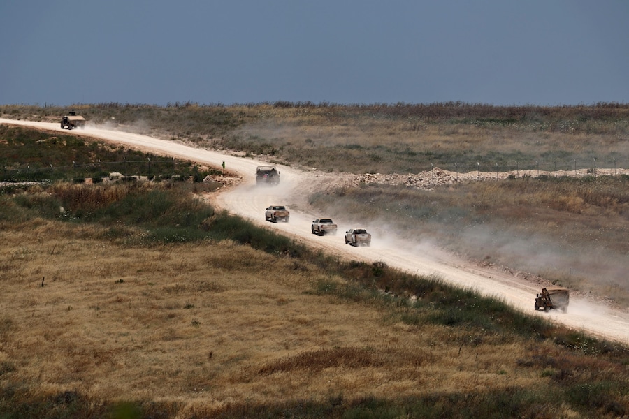 Veicoli militari si muovono nel Libano meridionale, visti dal lato israeliano del confine nell’Alta Galilea, nel nord di Israele (EPA)