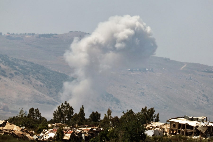 Il fumo si alza in seguito a un attacco aereo israeliano nel Libano meridionale, visto dal lato israeliano del confine nell’Alta Galilea, nel nord di Israele (EPA)