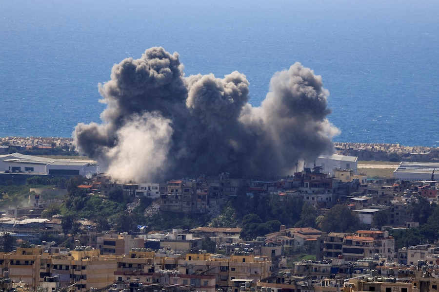Fumo si alza in seguito a un attacco israeliano sui sobborghi meridionali di Beirut, visto da Baabda, Libano (REUTERS)
