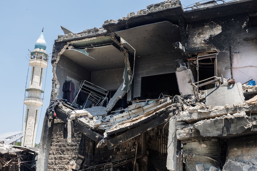 Veduta di un edificio commerciale danneggiato dagli attacchi israeliani a Nabatieh, Libano (REUTERS)