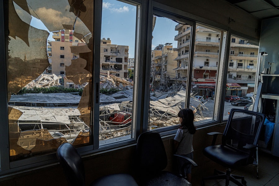 Una ragazzina sfollata si trova alla finestra rotta dell’ospedale Jabal Amel, dove ha trovato rifugio con la sua famiglia, con vista sugli edifici danneggiati dagli attacchi israeliani, a seguito di un accordo tra Stati Uniti e Iran, a Tiro, nel Libano meridionale (REUTERS)