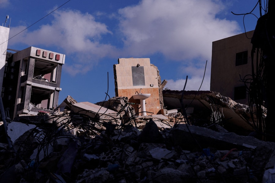 Una veduta degli edifici danneggiati dagli attacchi israeliani, visti di fronte all’ospedale Jabal Amel in seguito all’accordo tra Stati Uniti e Iran, a Tiro, nel Libano meridionale (REUTERS)