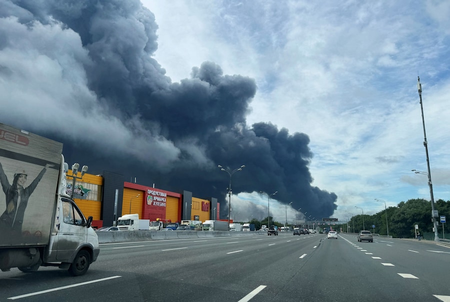 In questa immagine tratta dai social media, si vede del fumo levarsi in seguito a un attacco di droni ucraini a Mosca, Russia (SOCIAL MEDIA via REUTERS)