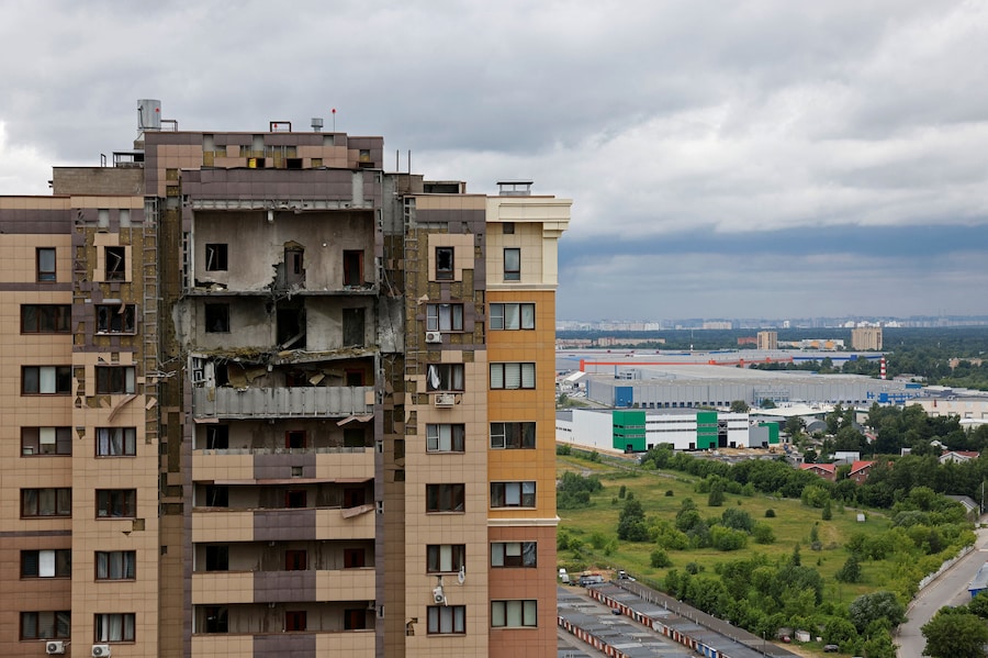 Un condominio danneggiato da un attacco di droni ucraini nel corso del conflitto tra Russia e Ucraina a Zhukovsky, nella regione di Mosca, Russia (REUTERS)