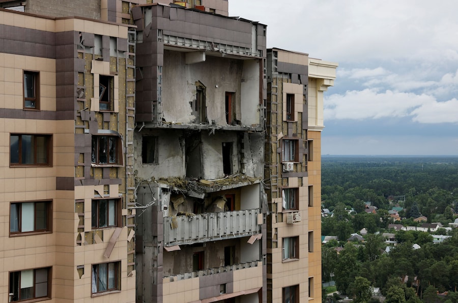 Un condominio danneggiato da un attacco di droni ucraini nel corso del conflitto tra Russia e Ucraina a Zhukovsky, nella regione di Mosca, Russia (REUTERS)