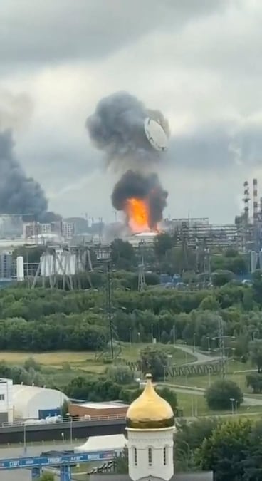 Esplosione in una raffineria di petrolio a Mosca dopo gli attacchi di droni ucraini sulla città, Mosca, Russia (SOCIAL MEDIA via REUTERS)