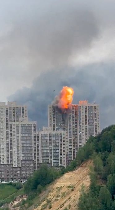 Fuoco e fumo si alzano da un edificio in seguito a un attacco di droni ucraini a Mosca, Russia (SOCIAL MEDIA via REUTERS)