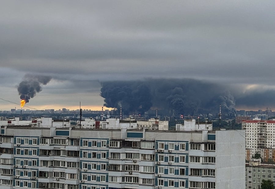 Densi pennacchi di fumo con fiamme si alzano da una raffineria di petrolio in seguito a quello che le autorità definiscono un attacco di un drone ucraino nel contesto del conflitto tra Russia e Ucraina, a Mosca, Russia (SOCIAL MEDIA via REUTERS)