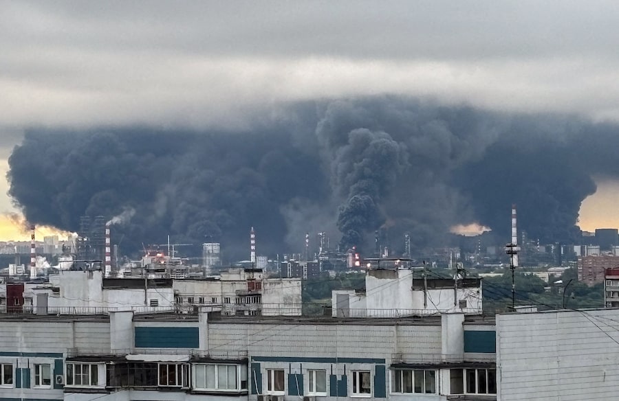 Densi pennacchi di fumo con fiamme si alzano da una raffineria di petrolio in seguito a quello che le autorità definiscono un attacco di un drone ucraino a Mosca, Russia (SOCIAL MEDIA via REUTERS)