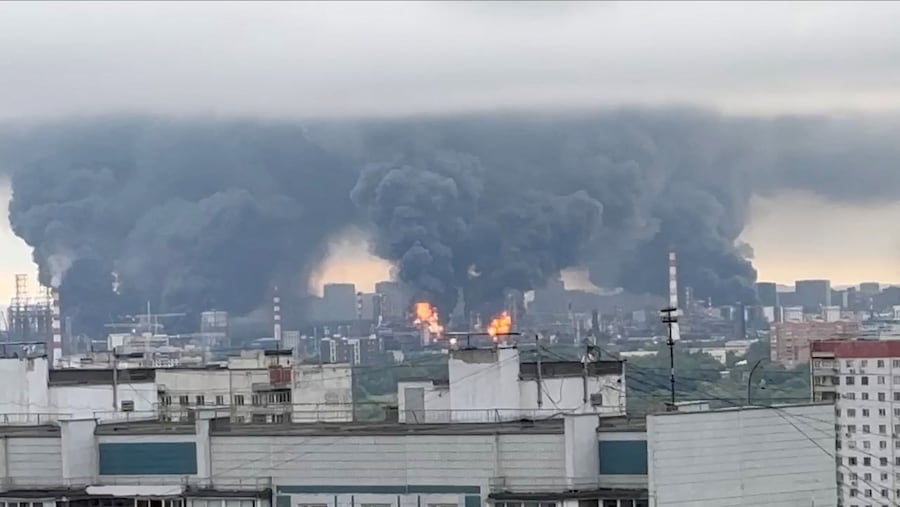 Densi pennacchi di fumo con fiamme si alzano da una raffineria di petrolio a Mosca, Russia (SOCIAL MEDIA via REUTERS)