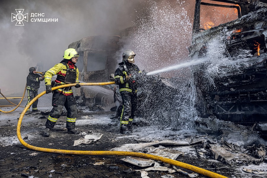 Vigili del fuoco al lavoro sul luogo di un attacco russo a Sumy, in Ucraina (via REUTERS)