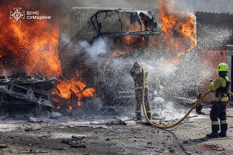 Vigili del fuoco al lavoro sul luogo di un attacco russo a Sumy, in Ucraina (via REUTERS)