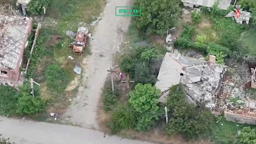 Una bandiera russa vicino a edifici danneggiati a Konstiantynivka, nella regione di Donetsk, in Ucraina (via REUTERS)