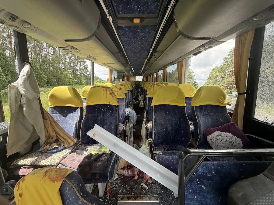 Vista interna di un autobus che, secondo le autorità locali, è stato attaccato da un drone ucraino mentre trasportava bambini di una squadra di calcio giovanile bielorussa, nella regione di Bryansk, Russia (via REUTERS)