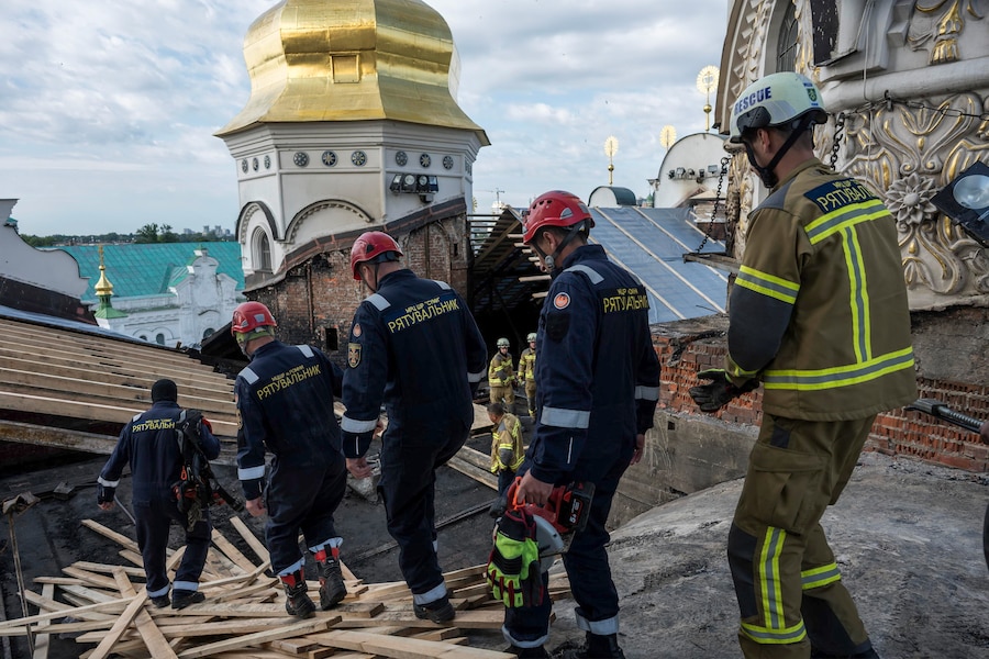 I soccorritori ucraini intraprendono lavori di conservazione sul tetto danneggiato della Cattedrale della Dormizione nel Monastero delle Grotte di Kiev (Kyiv Pechersk Lavra) a Kiev, dopo l’attacco russo (EPA)