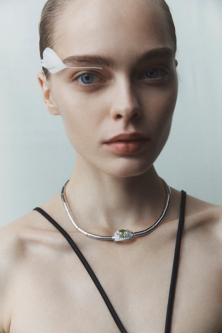 Garatti. Collier semirigido in oro bianco con diamante fancy green centrale verde