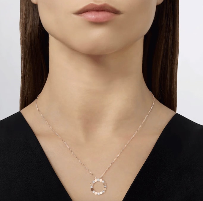 Chaumet. Pendente Bee in oro rosa con pavé di diamanti che reinterpreta il nido d’ape (in esclusiva da Pisa 1940)