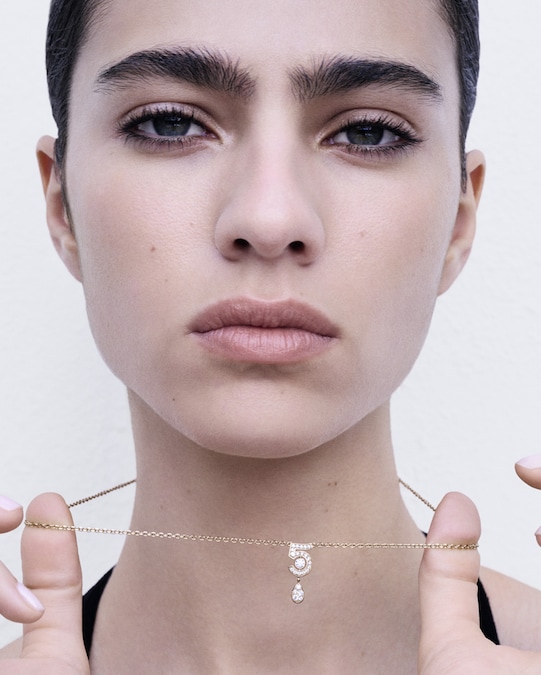 Chanel Fine Jewelry. Collana in oro beige con pen-dente in diamanti, Extrait de n°5, ispirata al profumo della maison